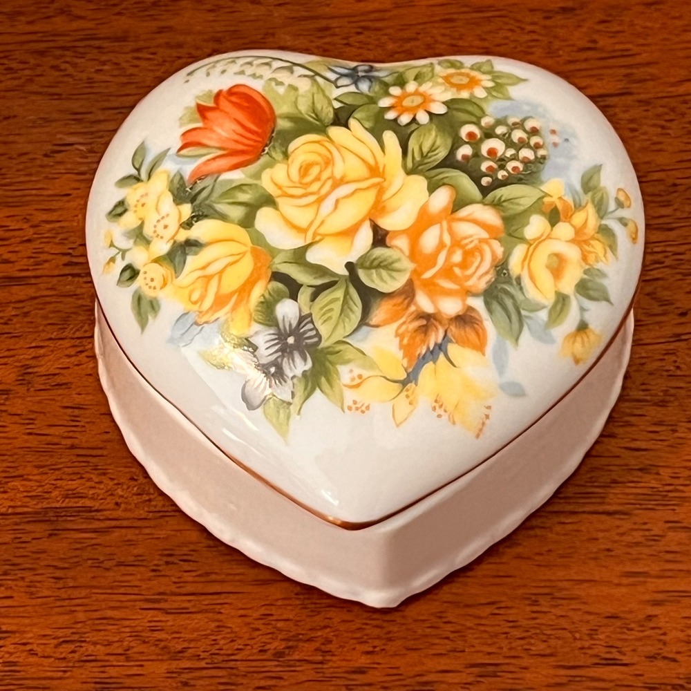 Vintage Heart Shaped Porcelain Trinket Box Floral Rose Gold Trim Scalloped Base - Picture 14 of 16